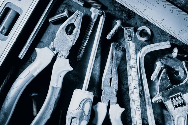 Kézi eszközök és csavarok a metál kék szín — Stock Fotó