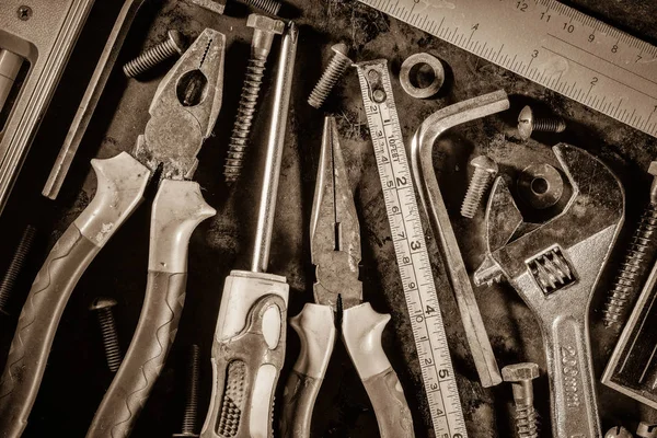 Régi eszközök és csavarok a fémes háttér — Stock Fotó