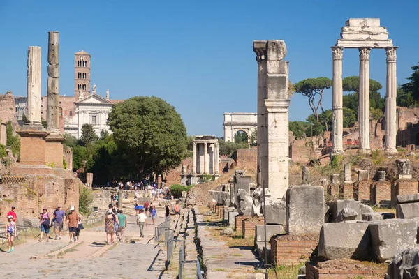 Touristen besuchen die Ruinen des antiken römischen Forums — Stockfoto