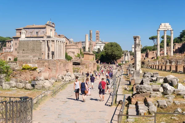 Touristen besuchen die Ruinen des antiken römischen Forums — Stockfoto