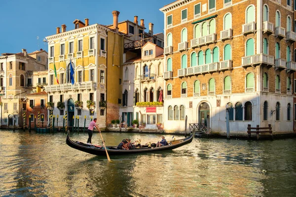 Typische Gondel auf dem Canal Grande in Venedig bei Sonnenuntergang — Stockfoto