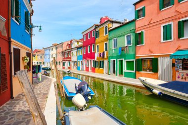 Renkli evleri ve Burano Adası yakınlarında Venedik kanallar