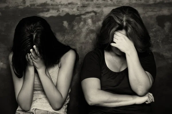 Madre y su hija adolescente llorando —  Fotos de Stock