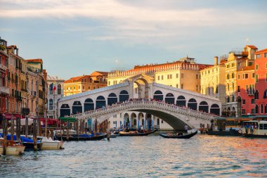 Rialto Köprüsü Venedik batımında büyük Kanal üzerinde