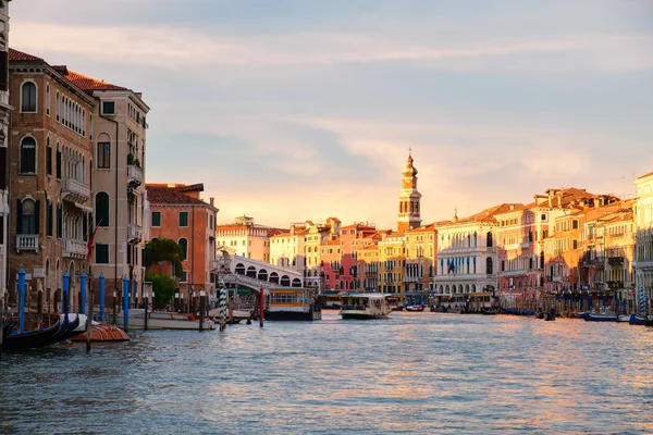 Der große Kanal in der Nähe der Rialtobrücke in Venedig bei Sonnenuntergang — Stockfoto