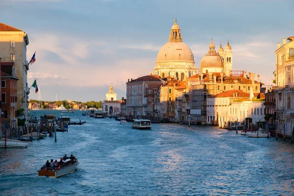 El Gran Canal y la iglesia de Salute en Venecia al atardecer — Foto de Stock