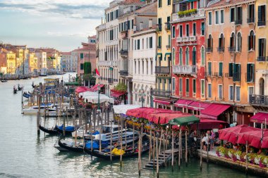 Venedik'teki Rialto Köprüsü'nden Grand Canal görünümünü