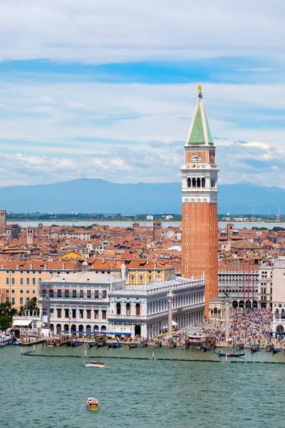 Сен-позначки площі видно з Гранд-каналом у Венеції — стокове фото