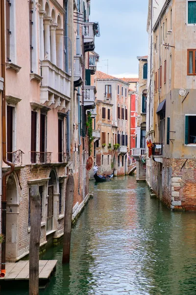 Kanal umgeben von alten Palästen in Venedig — Stockfoto