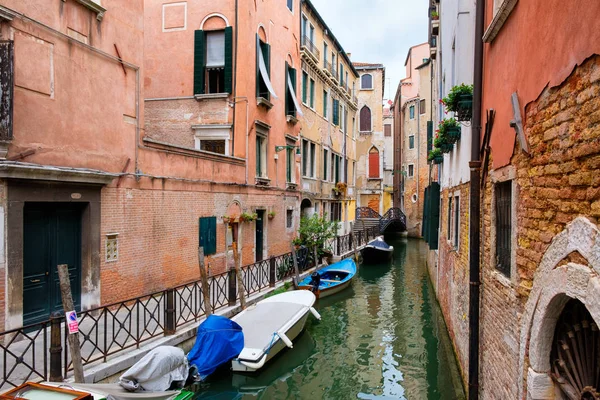 Canal étroit entouré de vieux bâtiments en décomposition à Venise — Photo