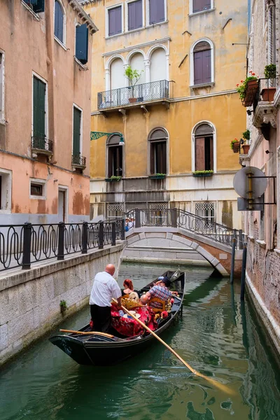 Gondola with tourists on a narrow canal in Venice — Stock Photo, Image