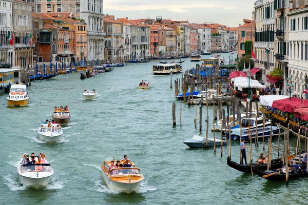 Blick auf den Canal Grande in Venedig von der Rialtobrücke — Stockfoto