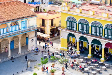 Havana, Küba - Ocak 27,2018: koloni binaları ve Eski Havana'da Açık Restoran