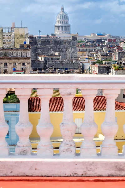 Vista de uma varanda em Havana Velha com o Capitólio — Fotografia de Stock