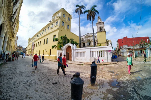 Pouliční scéna v Old Havana s lidmi a chátrající budovy — Stock fotografie