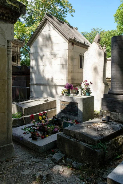 La tumba de Jim Morrison en el cementerio de Pere Lachaise en París — Foto de Stock