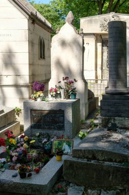 Jim Morrison Paris'te Pere Lachaise mezarlığında mezar