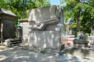 Oscar Wilde Paris'te Pere Lachaise mezarlığında mezar
