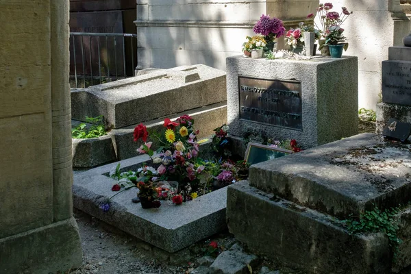 La tumba de Jim Morrison en el cementerio de Pere Lachaise en París — Foto de Stock