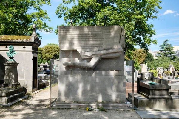 La tumba de Oscar Wilde en el cementerio de Pere Lachaise en París — Foto de Stock