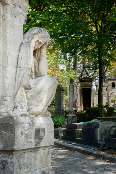 Statue of a sad woman on the Pere Lachaise cemetery in Paris — Stock Photo, Image