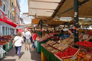 Geleneksel Pazar satan meyve ve sebze şehir Venedik, İtalya