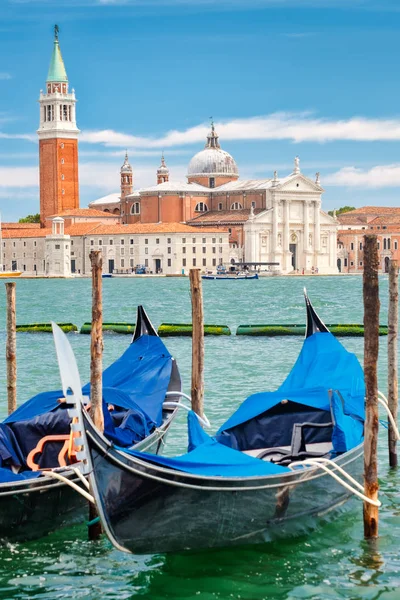 Góndolas tradicionales cerca de la Plaza de San Marcos en Venecia — Foto de Stock