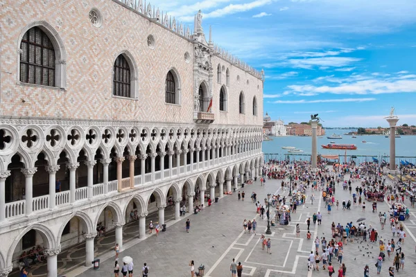St Marks Square en het Doge paleis in Venetië — Stockfoto