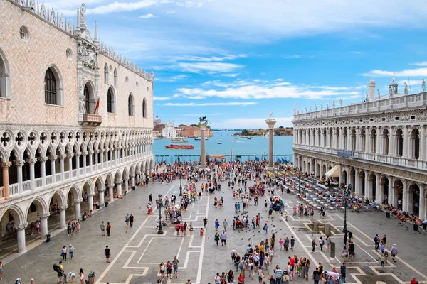 St Marks Square en het Doge paleis in Venetië — Stockfoto