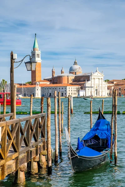 Tradicional góndola cerca de la Plaza de San Marcos en Venecia — Foto de Stock