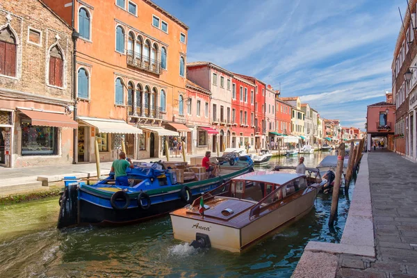 Старые дома и каналы на острове Мурано недалеко от города Венеция — стоковое фото