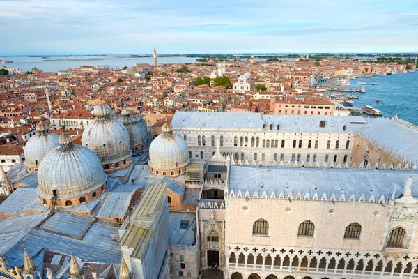 Vista de la ciudad de Venecia con la Basílica de San Marcos y el Palacio Ducal — Foto de Stock