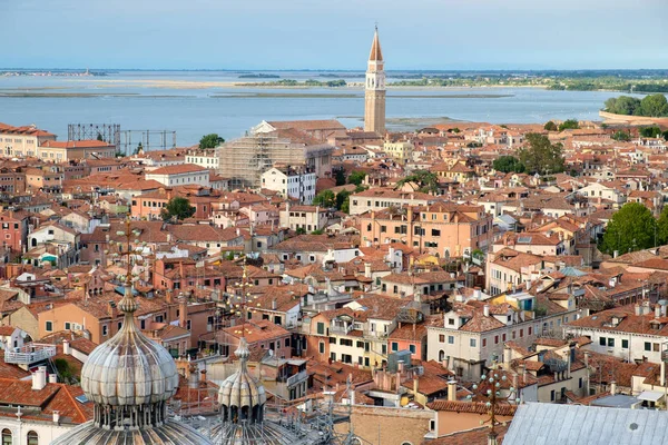 Utsikt över den gamla medeltida staden Venedig i Italien — Stockfoto