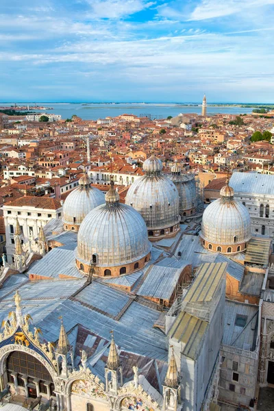 Uitzicht op de stad van Venetië, met inbegrip van St Marks Basilica — Stockfoto