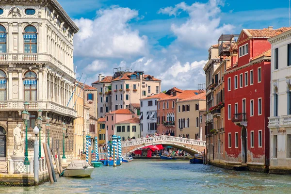 Kanäle und bunte alte Paläste in Venedig — Stockfoto