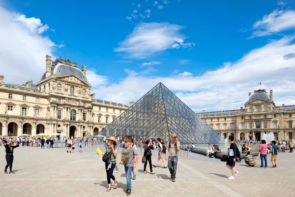 Paris 'teki Louvre Müzesi — Stok fotoğraf