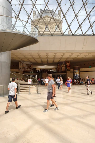Відвідувачів всередині Лувру в Парижі — стокове фото