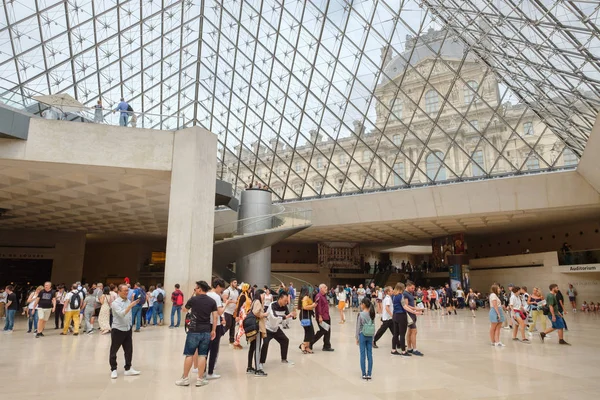 Visitantes dentro del Museo del Louvre en París — Foto de Stock