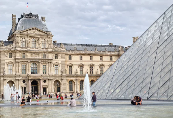 Muzeum Louvre v Paříži — Stock fotografie