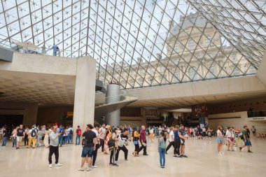 Paris Louvre Müzesi içinde ziyaretçi