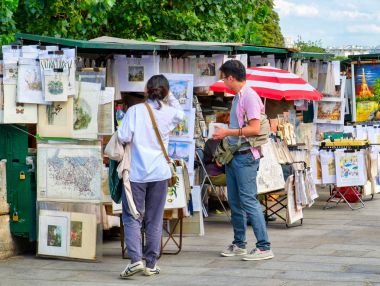 Tipik sanatçı Resim Sergisi Paris'te bakarak turist