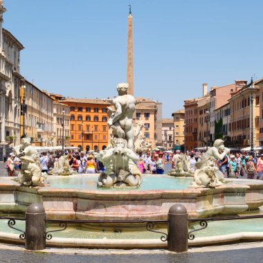Güzel yaz gününde Roma'daki Piazza Navona