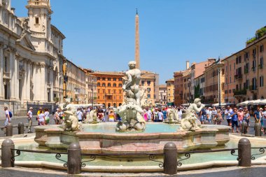 Güzel yaz gününde Roma'daki Piazza Navona