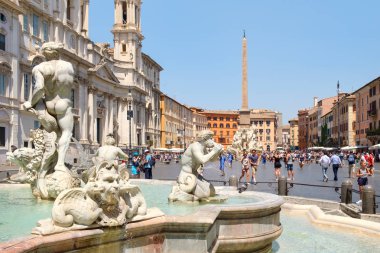 Güzel yaz gününde Roma'daki Piazza Navona
