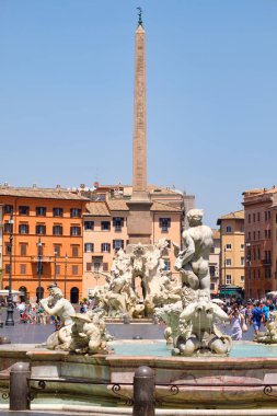 Güzel yaz gününde Roma'daki Piazza Navona
