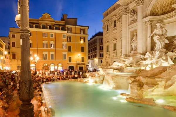 Die Fontana di trevi in rom nachts beleuchtet — Stockfoto