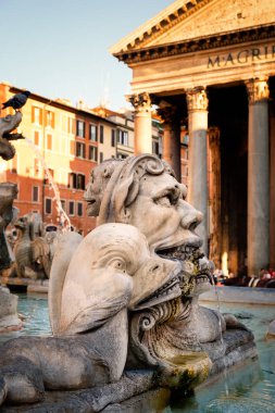 Gün batımında Roma'da Pantheon yanında eski çeşme