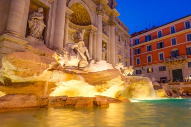 Geceleri aydınlatılan Roma'daki Fontana di Trevi