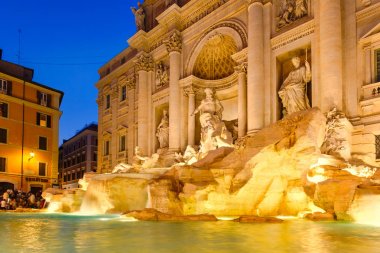 Geceleri aydınlatılan Roma'daki Fontana di Trevi