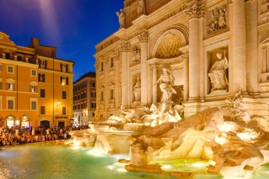 Geceleri aydınlatılan Roma'daki Fontana di Trevi